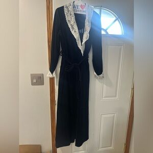 Evelyn Pearson Black Robe with White Lace Trim vintage old fashion medium